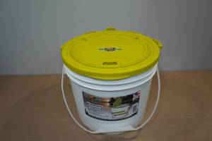 lot 52 image: Flambeau Insulated Minnow Bucket