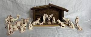 lot 21 image: Vintage Porcelain Nativity Set and Creche