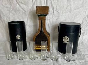 lot 27 image: Vintage 9 Piece Bar Set