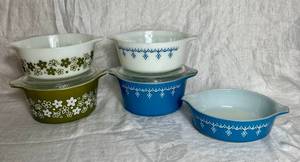 lot 33 image: Assorted Snowflake Blue Garland and Spring Blossom Vintage Pyrex