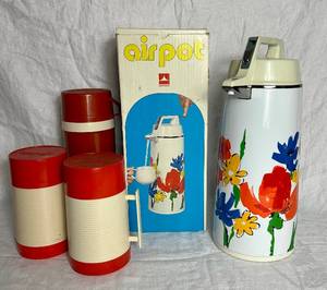 lot 35 image: Vintage Aladdins Hy-Lo Vacumn Bottles & Alladdin Thermos Bottle and Airpot