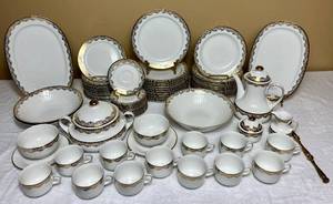 lot 10 image: Vintage Winterling Marktleuthen Bavaria Gold Leaf Pattern China Set