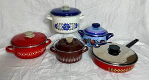 lot 54 image: Set of Enameled Cookware - 5 Pans with Covers