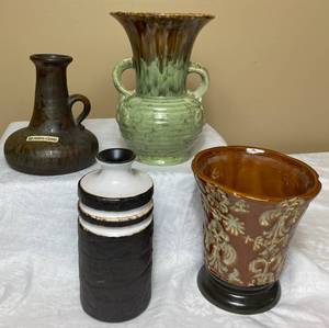 lot 107 image: Pottery Collection- 4 Piece Set
