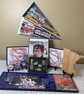 lot 118 image: MN Twins Assorted Memorabilia - 11 Pieces