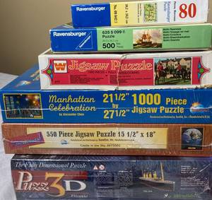 lot 139 image: Assorted Puzzles and Games - 14 Pieces