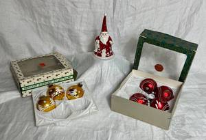 lot 122 image: Vintage German Glass Christmas Ornaments and Santa Bell