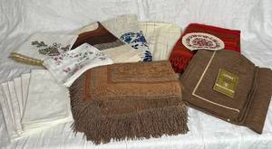 lot 120 image: Assorted Vintage Linens