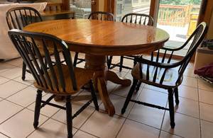 lot 145 image: Oak Pedastal Table with 1 Leaf and 5 Chairs