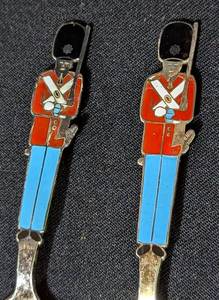 Monster Beskyttet Sterling and Enamel Queens Guard Spoon Set