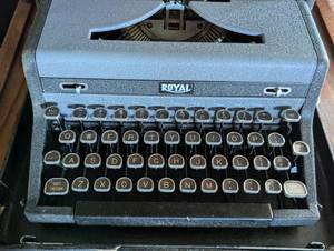 Royal Quiet De Luxe Typewriter