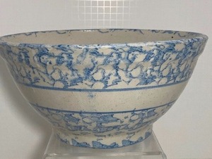 lot 20 image: Antique American Blue Spongeware Stoneware Mixing Bowl Circa Early 1900s