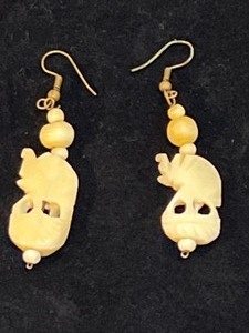 lot 27 image: Vintage Carved Bone ELEPHANT MOTIF Beaded Necklace & Matching Earrings Jewelry Set