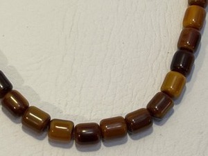 lot 62 image: Vintage Butterscotch BAKELITE Varied Brown Beaded Necklace