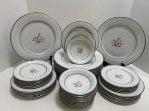 lot 114 image: NORITAKE China CREST 5421 JAPAN &nbspLily Of The Valley Pattern - 46 Pieces