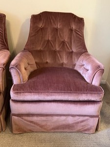 lot 143 image: Vintage MCM Mid Century Modern Mauve Velvet Tufted Pair of Chairs