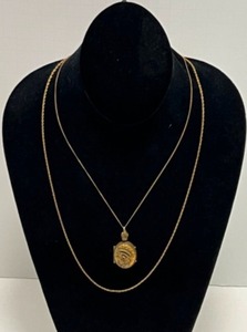 lot 180 image: Victorian Antique Picture Locket & Chain 12.8grms Gold Filled - Tintype Miniature Photo Inside