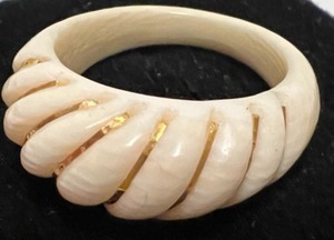 lot 237 image: Vintage CARVED RING W 14Kt Gold Fluting Ladies Shell Shaped sz 8.5
