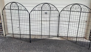 lot 292 image: Black Metal Decoarative TRELLIS FENCING 3 Large Pieces Garden Decor