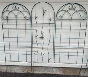 lot 326 image: Green Sturdy TRELLIS PANELS & Low Garden Fencing
