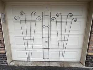 lot 293 image: Trio of Curly-Q TRELLIS Garden Decor Flower Accessories