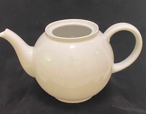 lot 225 image: White ARZBURG Coffee Pot with Lid from GERMANY