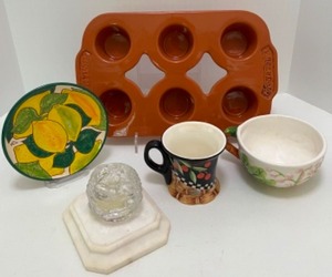 lot 323 image: Vintage Houseware Collectibles Including a Ceramioc POPOVER Pan, Signed Lemon Plate, PEGGY FAIRFAX Mug & More