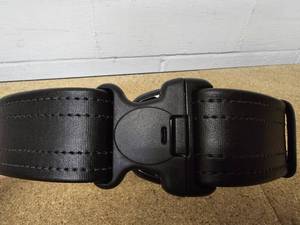 Safariland Model 94B-2-22-US Outer Duty Belt with 3 point release buckle - Black - NEW - size Medium