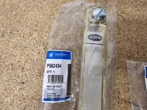 Donaldson P562434 Hydraulic fluid level gauge - NEW and Donaldson P563663 Fastener kit