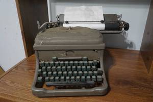 lot 5 image: vintage typewriter