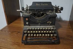 lot 6 image: vintage typewriter