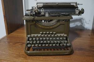 lot 7 image: vintage typewriter