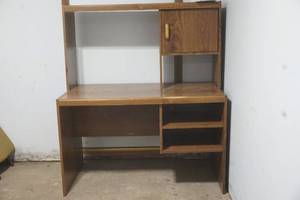 lot 8 image: desk