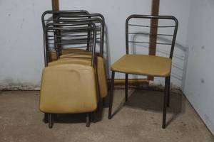 lot 9 image: folding chairs