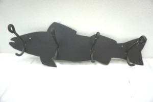 lot 29 image: Metal fish decorhanger