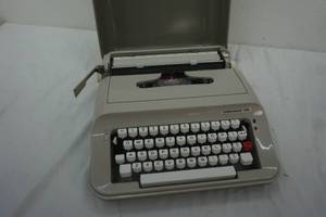 lot 48 image: Underwood 319 typewriter