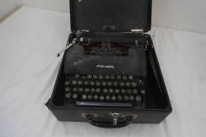 lot 49 image: Smith Corona vintage typewriter