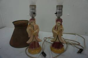 lot 67 image: Shawnee Pottery lamps - Antique