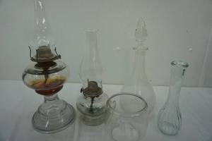 lot 71 image: 2 kerosene lamps, wine decanter, vase