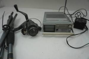 lot 88 image: Fishing rod, vintage radio - Sanyo
