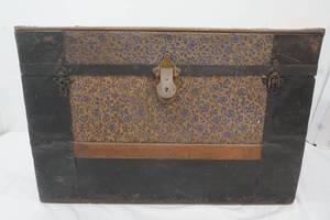 lot 105 image: vintage travelers trunk