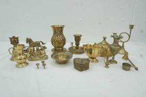 lot 114 image: decor