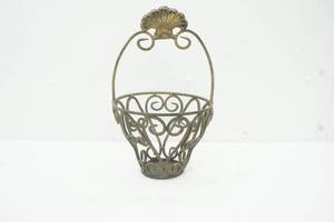 lot 120 image: planter basket