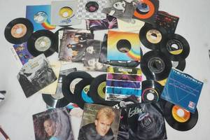 lot 129 image: 45 rpm records