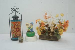 lot 168 image: decor