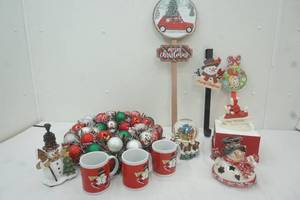 lot 175 image: Christmas decor