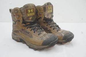 lot 184 image: Under Amour boots