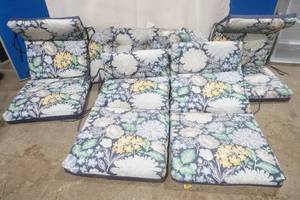 lot 214 image: patio cushions