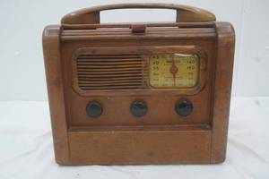 lot 219 image: antique radio