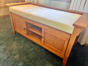 lot 128 image: Entryway Bench w Storage